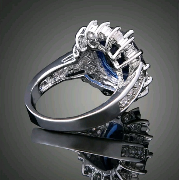 sterling silver ring with simulate blue sapphire - Picture 3 of 4